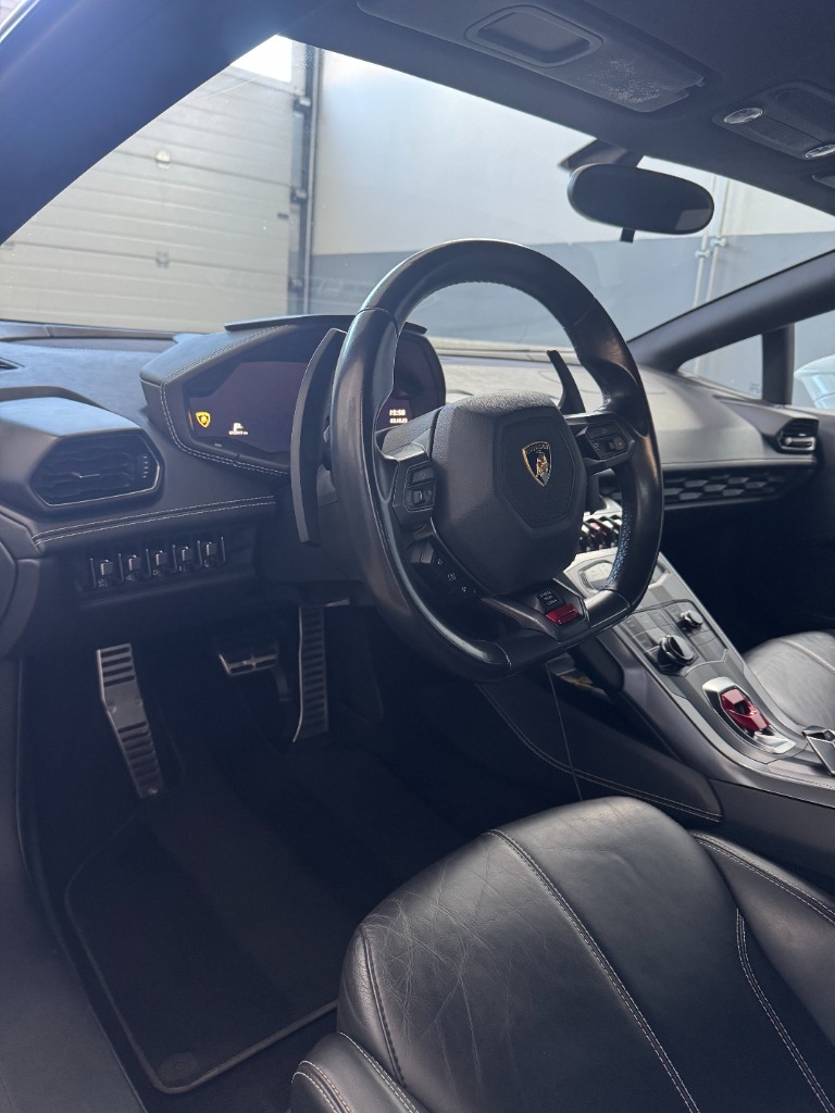 Detailing interiéru sportovního vozu Lamborghini