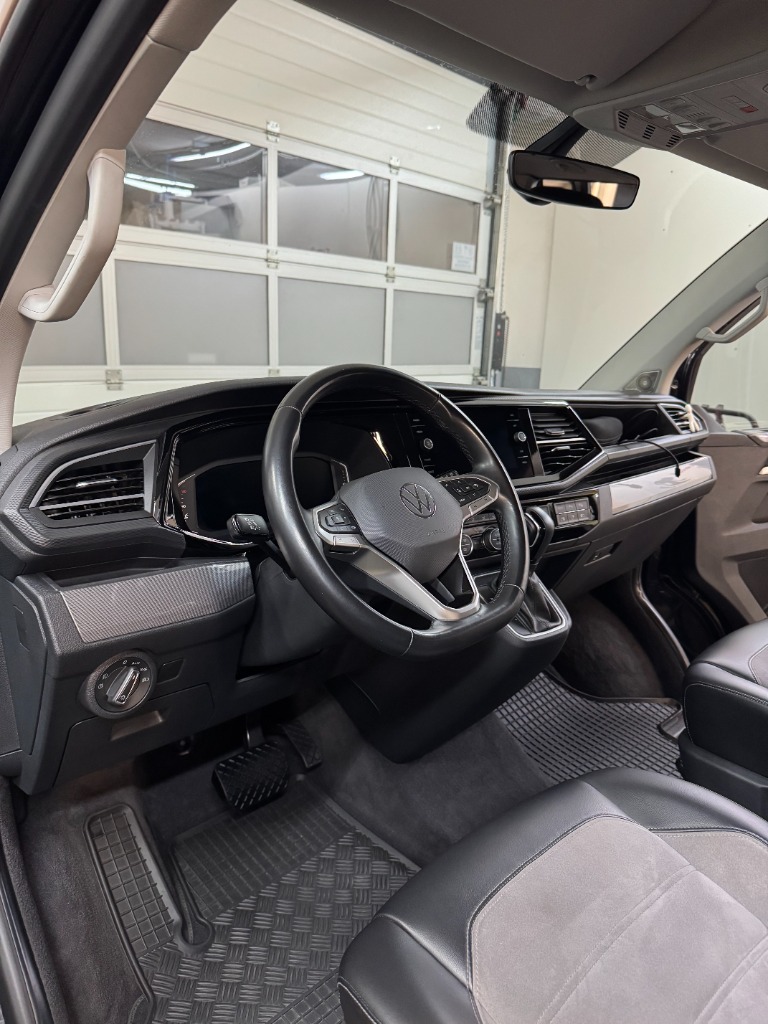 Čistý interiér VW po profesionálním detailingu